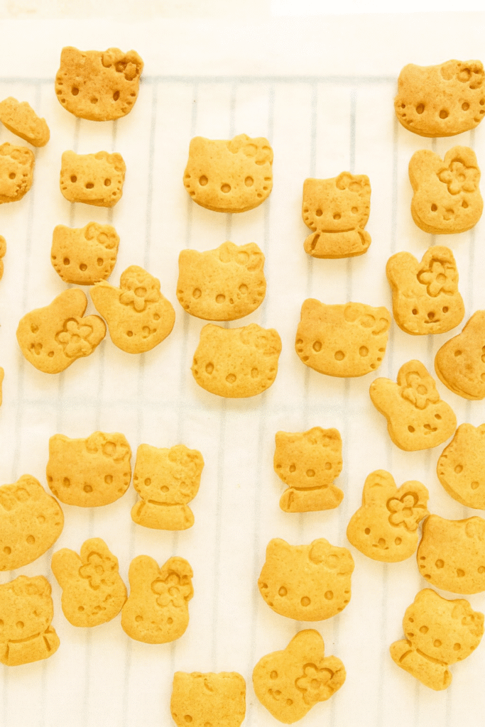 親子で作った米油ときな粉の型抜きクッキー（キティ型）
